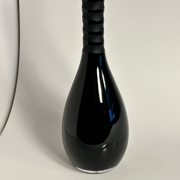 Mikasa Brentwood black glass vase - Picture 2 of 9